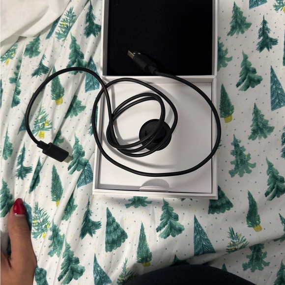 Oura ring size 9 heritage silver used with scratches comes charger works perfect - Picture 3 of 3